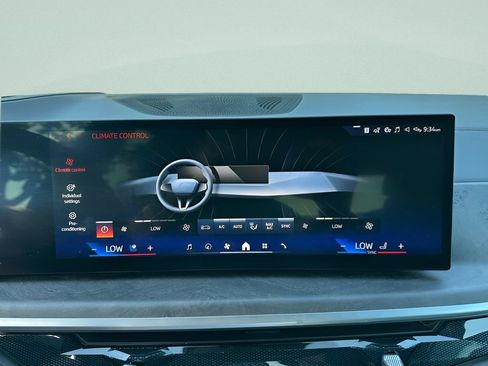 Certified 2025 BMW X7 xDrive40i w/ M Sport Package AWD/4WD image 18