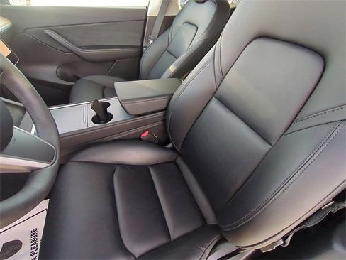 Used 2022 Tesla Model Y Long Range image 21