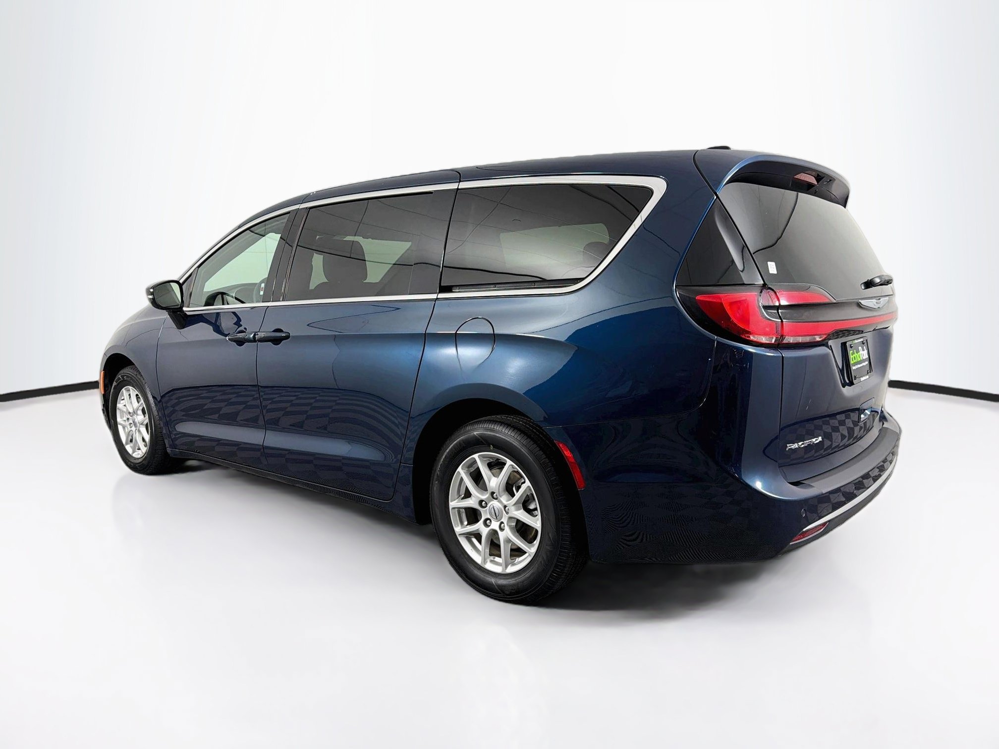 Used 2025 Chrysler Pacifica Select FWD image 5
