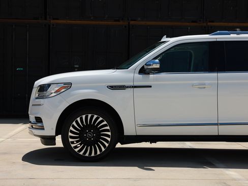 Used 2020 Lincoln Navigator L Black Label w/ Cargo Convenience Package AWD/4WD image 22