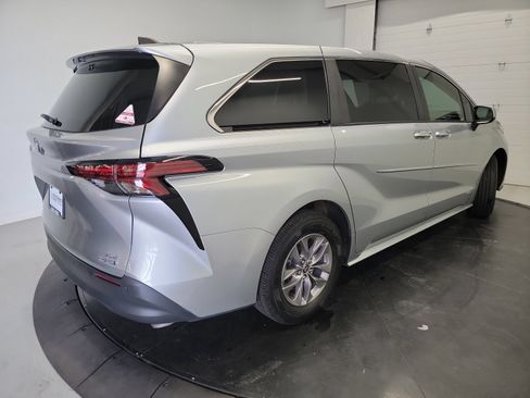 Used 2021 Toyota Sienna XLE FWD image 9