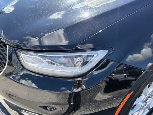 Used 2024 Chrysler Pacifica Touring-L FWD image 7