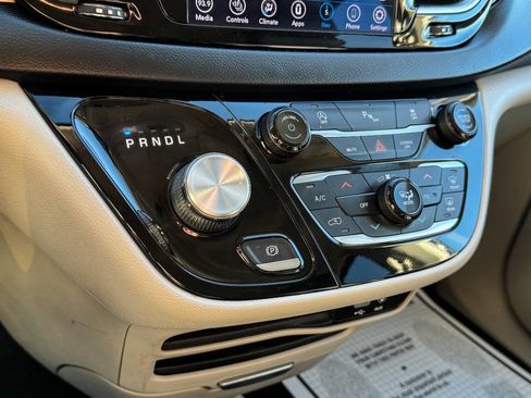 Used 2020 Chrysler Pacifica Touring-L image 30