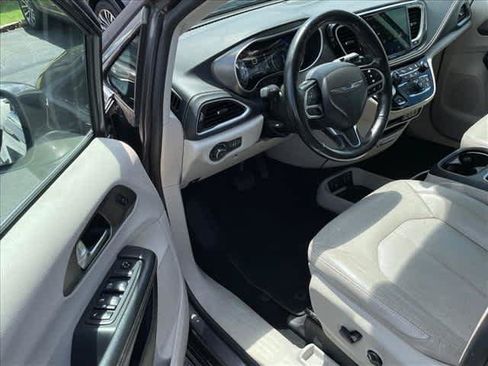 Used 2021 Chrysler Pacifica Touring-L FWD image 11