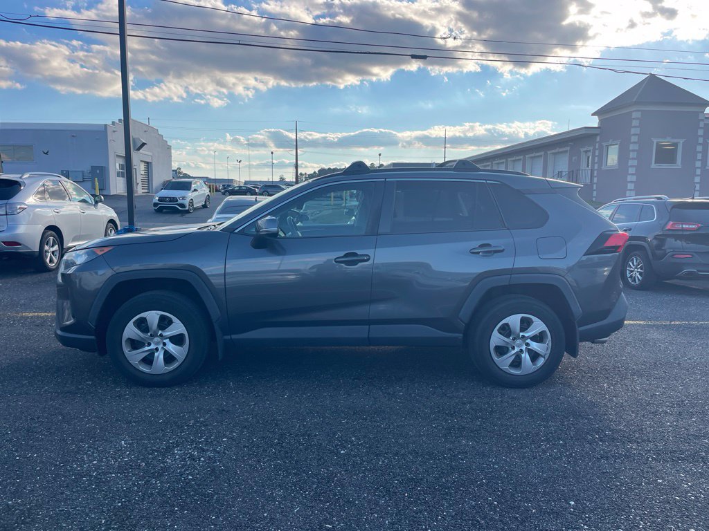Used 2021 Toyota RAV4 LE AWD/4WD image 2