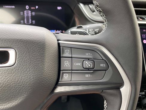 New 2025 Jeep Grand Cherokee Altitude image 14