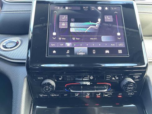 Used 2023 Jeep Grand Cherokee Laredo w/ Luxury Tech Group I AWD/4WD image 16