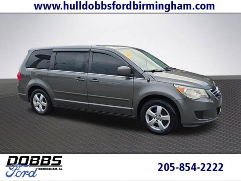 Used 2010 Volkswagen Routan SE FWD image 1
