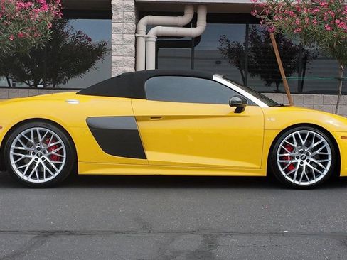 Used 2017 Audi R8 V10 w/ Carbon Exterior Package image 4