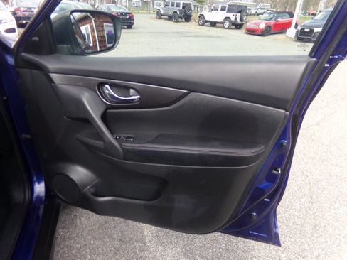 Used 2018 Nissan Rogue SV w/ Premium Package image 37