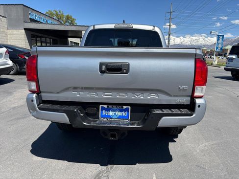 Used 2017 Toyota Tacoma TRD Off-Road AWD/4WD image 7
