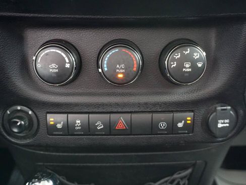 Used 2018 Jeep Wrangler Unlimited Sahara AWD/4WD image 13