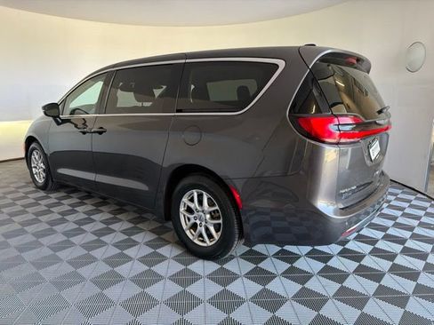 Used 2023 Chrysler Pacifica Touring-L FWD image 8