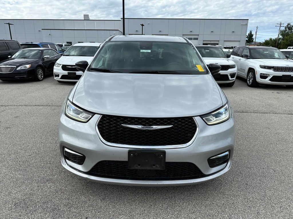 Used 2024 Chrysler Pacifica Touring-L FWD image 3