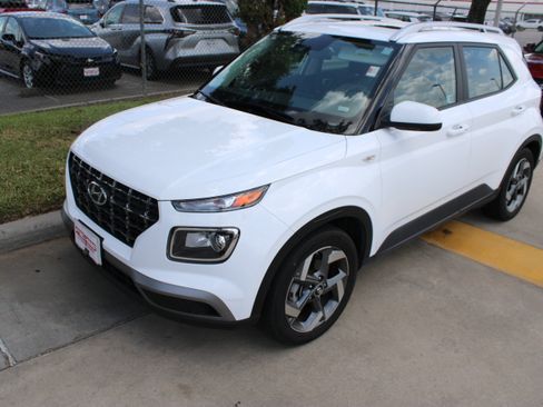 Used 2025 Hyundai Venue SEL FWD image 6