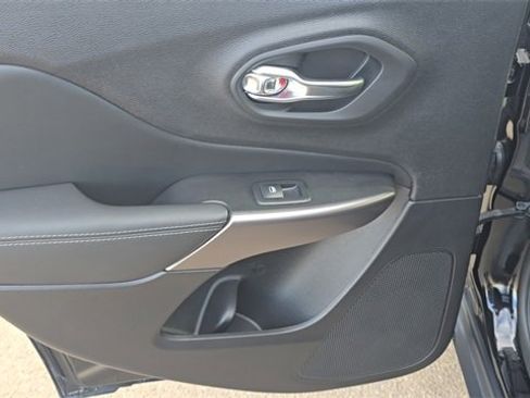 Used 2021 Jeep Cherokee Limited image 16