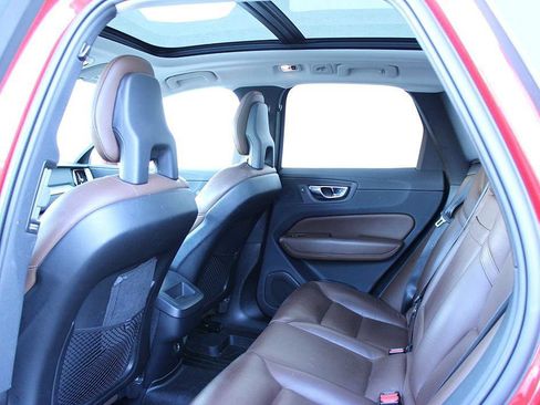 Used 2018 Volvo XC60 T5 Momentum w/ Vision Package image 14