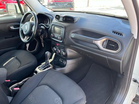 Used 2015 Jeep Renegade Latitude FWD image 17