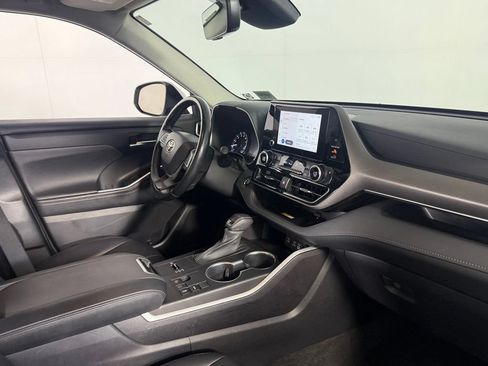 Used 2023 Toyota Highlander XLE FWD image 31