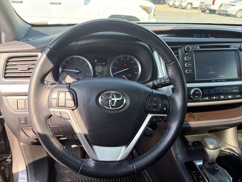 Used 2019 Toyota Highlander XLE AWD/4WD image 9