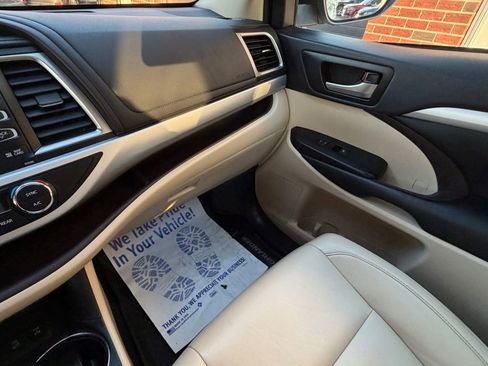 Used 2019 Toyota Highlander XLE image 18