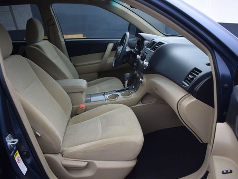 Used 2012 Toyota Highlander FWD w/ Tech Pkg image 10