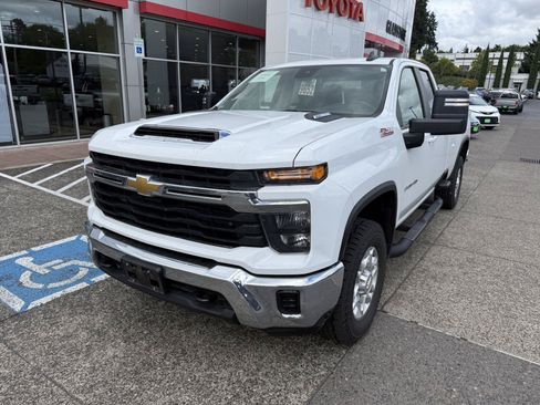 Used 2024 Chevrolet Silverado 3500 LT AWD/4WD image 2
