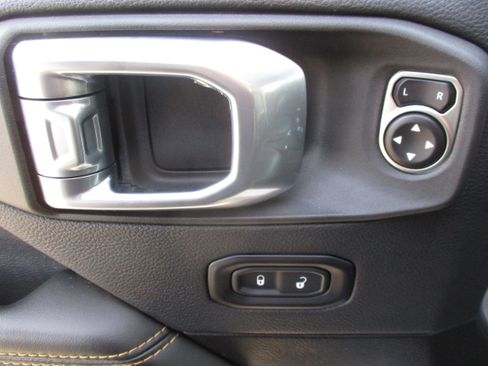 Used 2024 Jeep Wrangler Unlimited Sahara AWD/4WD image 33