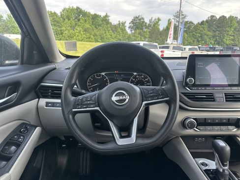 Used 2024 Nissan Altima 2.5 SV FWD image 23