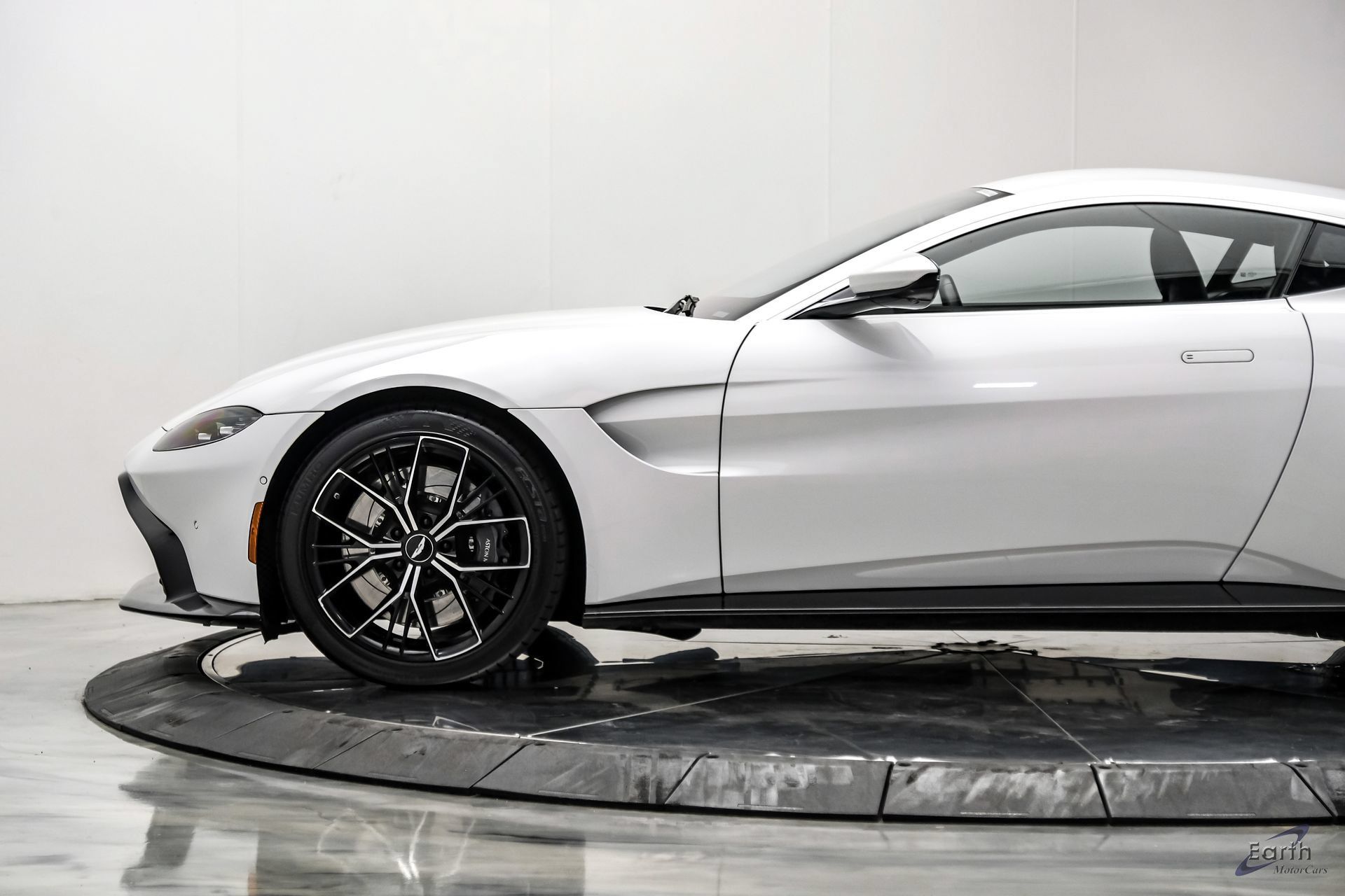 Used 2022 Aston Martin V8 Vantage Coupe RWD image 10