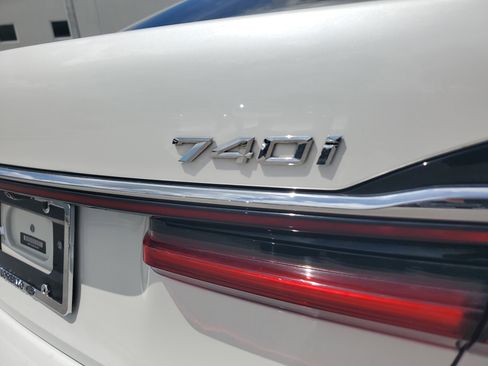 Used 2022 BMW 740i w/ Premium Package RWD image 31