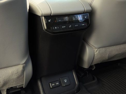 Used 2022 Toyota Highlander Platinum AWD/4WD image 26