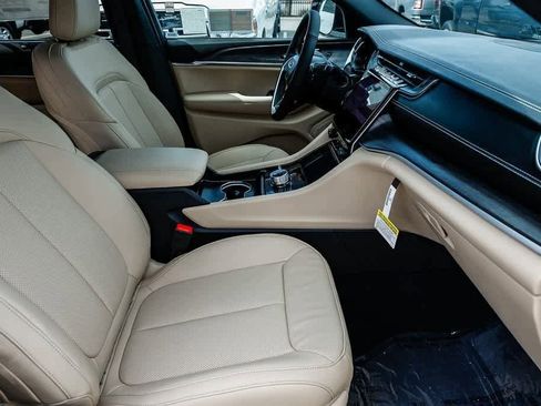 New 2025 Jeep Grand Cherokee Limited w/ Luxury Tech Group II image 17