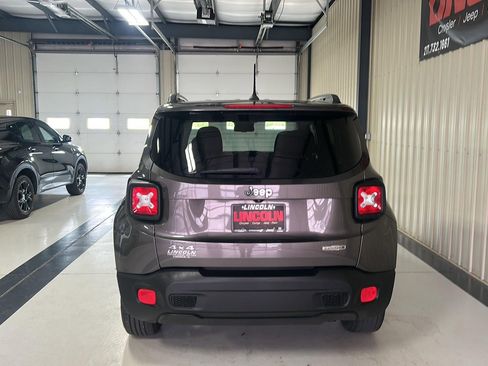 Used 2017 Jeep Renegade Latitude w/ Popular Equipment Group AWD/4WD image 8