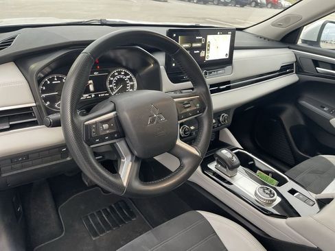Used 2025 Mitsubishi Outlander SE image 18
