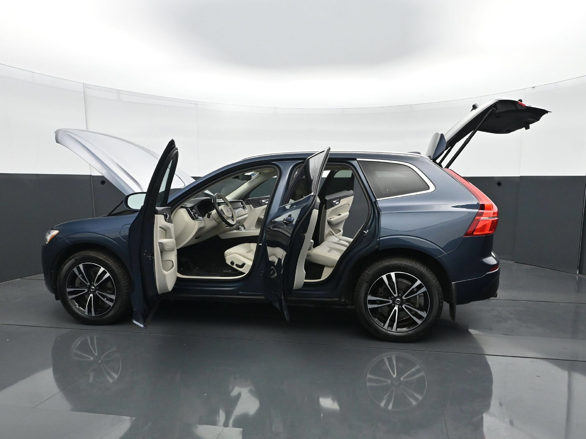 Used 2018 Volvo XC60 T8 Momentum AWD/4WD image 33