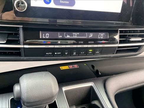 Used 2025 Toyota Sienna LE w/ LE Plus Package image 32