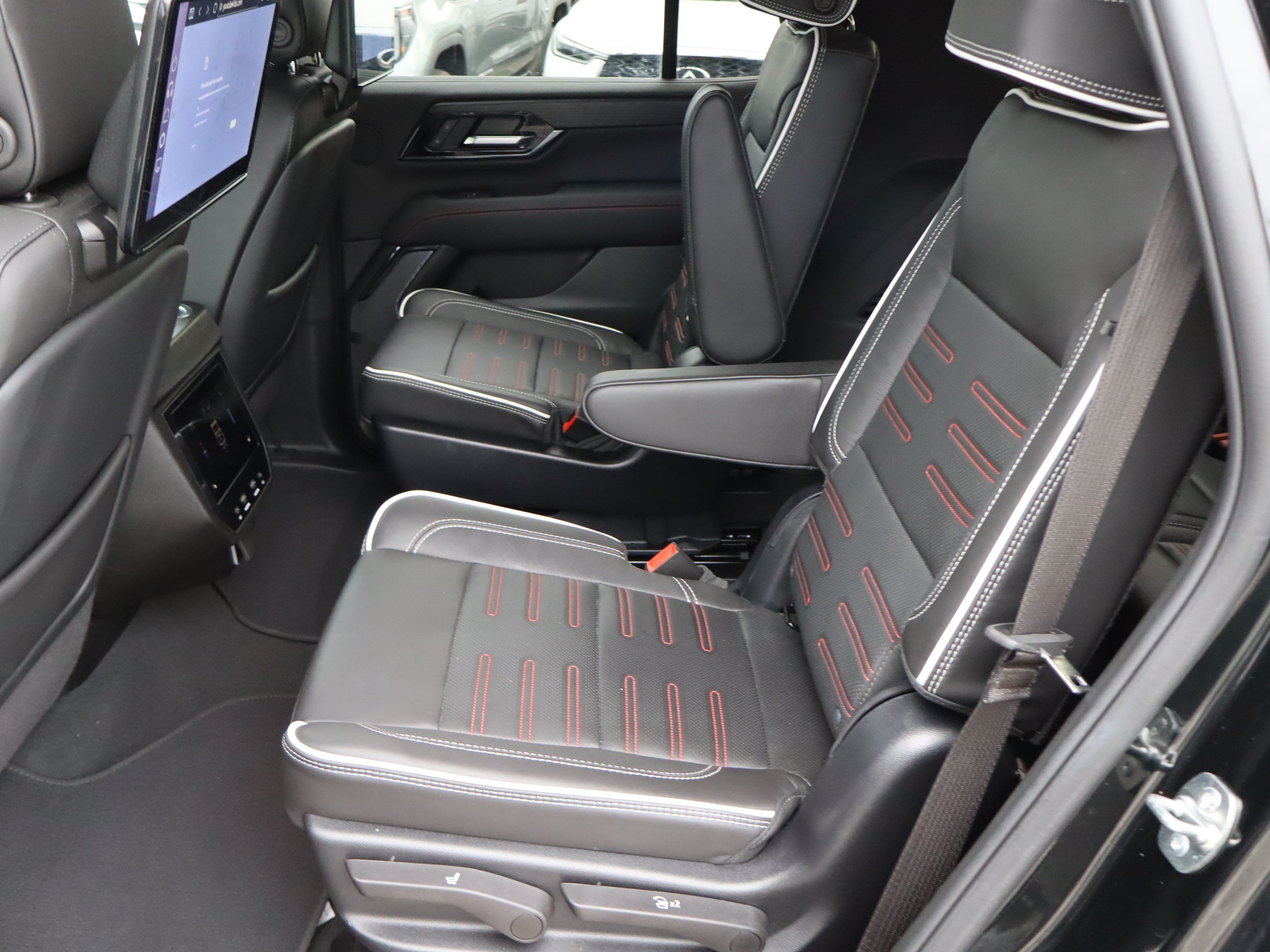 Used 2025 GMC Yukon AT4 Ultimate AWD/4WD image 36