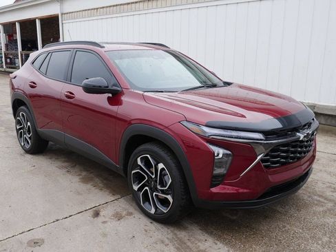 Used 2025 Chevrolet Trax RS w/ Sunroof Package image 2