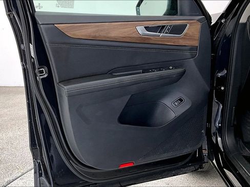 Used 2025 Volkswagen Atlas SE image 20