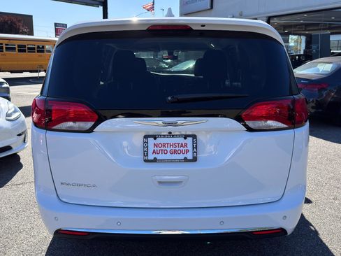 Used 2020 Chrysler Pacifica Touring image 5