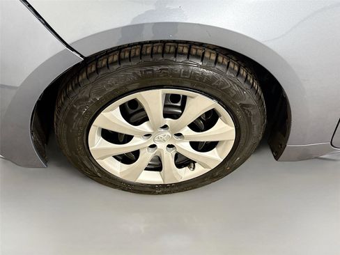 Used 2021 Toyota Corolla LE image 28