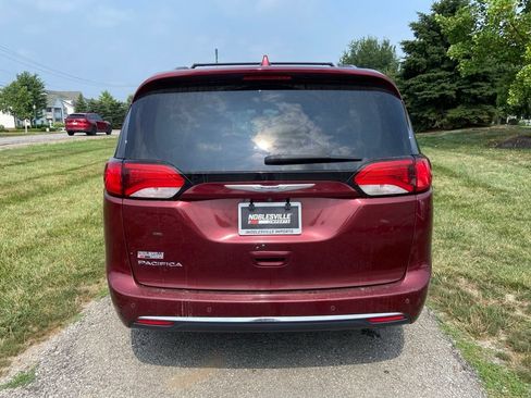 Used 2019 Chrysler Pacifica Touring-L FWD image 4