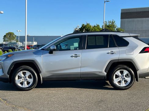 Used 2020 Toyota RAV4 LE w/ Carpet Mat Package image 9