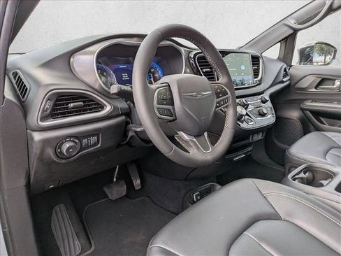 Used 2025 Chrysler Pacifica Select FWD image 10