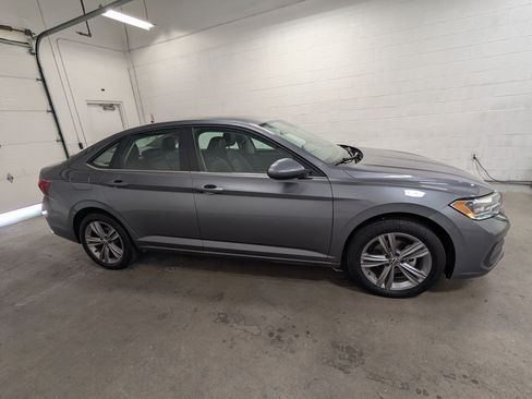 Used 2024 Volkswagen Jetta SE FWD image 3