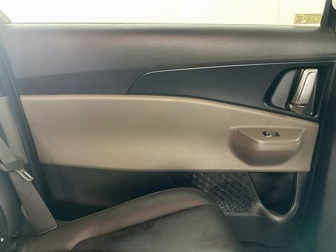 Used 2025 Kia Carnival FWD image 27