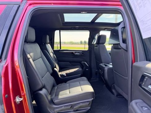 Used 2025 Chevrolet Suburban High Country AWD/4WD image 9