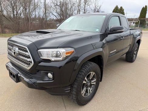 Used 2017 Toyota Tacoma TRD Sport w/ Premium & Technology Package image 1