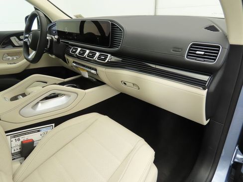 New 2026 Mercedes-Benz GLS 580 4MATIC image 18
